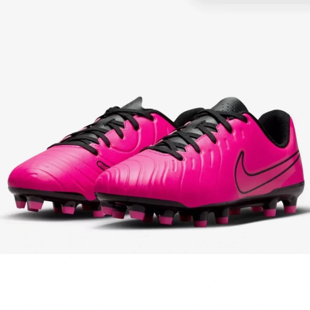 Nike Girls hot pink soccer cleats - Picture 2 of 6